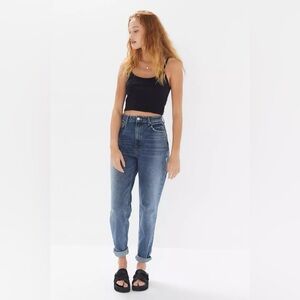 Urban Outfitters BDG Mom Jean – Tinted Denim W26